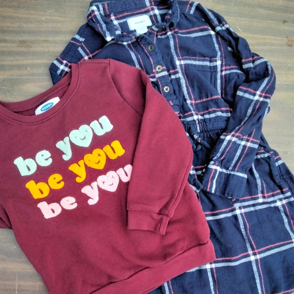 🙂 3/15 Old Navy sweatshirt 5t and dress 6/7 - Picture 1 of 8